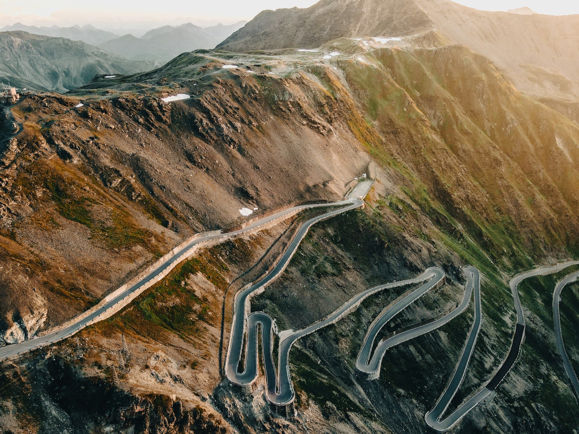 I tornanti del Passo dello Stelvio al tramonto